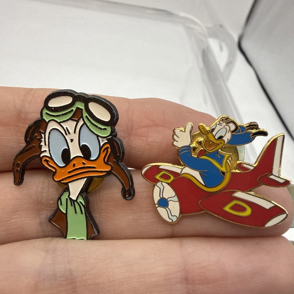 Aviator Donald Duck Pilot's Hat and Goggles Retired Disney Pin & Plane Travel Co